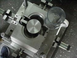 We make plastic injection mould for you