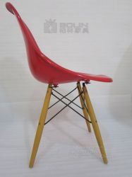 Eames Plastic Side Chair