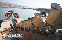 Bucket chain sand dredger