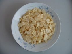 dried garlic flakes